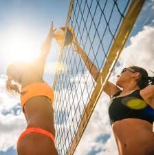 女子在冰面上奔跑拍照，突然冰面破裂女子坠入湖中！